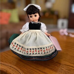 Vintage Madame Alexander miniature showcase Italy #553 8” in Original Box